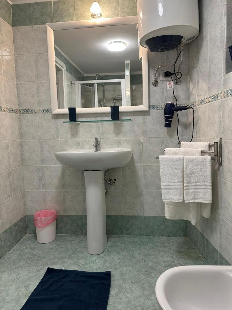 Bell@ Rooms Наполи Екстериор снимка